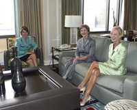 Reunidas en Minneapolis, Minnesota, de izquierda a derecha: Sarah Palin, virtual candidata a la vicepresidencia de Estados Unidos, y las esposas de George W. Bush y John McCain, Laura y Cindy, respectivamente