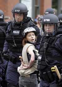 El arresto de una manifestante durante el segundo día de la Convención Nacional Republicana
