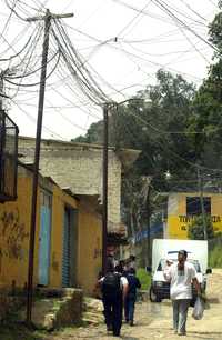 Madejas de cables cruzan las calles de la colonia Ixtlahualtongo, donde se carece del servicio de energía eléctrica