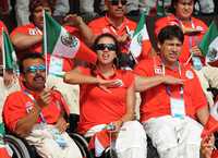 Competidores mexicanos entonan el Himno Nacional durante la apertura de la Villa Paralímpica