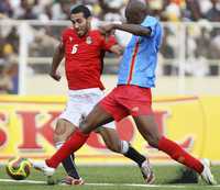 Mohamed Aboutreika, de Egipto, disputa el balón con Yannick Bapupa, de Congo. Los egipcios se impusieron por la mínima diferencia