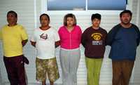 En la imagen, cinco de los nueve integrantes de la banda de Los Cruz, que tenían secuestrada a una estudiante del Instituto Tecnológico Autónomo de México, detenidos en una casa de seguridad en Tultepec