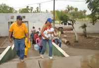 Habitantes de Guasave, Sinaloa, dejan sus viviendas para refugiarse en albergues instalados ante el arribo de la depresión tropical Lowell, que desde la noche del miércoles provoca lluvias intensas