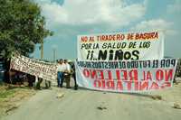 Habitantes de San Miguel Mimiapan, municipio de Xonacatlán, estado de México, cerraron por tres horas la carretera de acceso a su comunidad para rechazar la instalación de un basurero