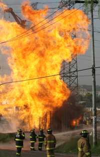 Bomberos de Cuautitlán Izcalli y de otros municipios mexiquenses intentan sofocar la conflagración que provocó personal de la empresa OHL, ubicada en la autopista México-Querétaro, durante obras de la tercera etapa del Circuito Exterior Mexiquense