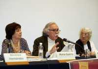 Las poetas María Guerra y Dolores Castro flanquean a Carlos Payán, durante la presentación del poemario No es un río