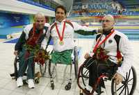 Pedro Rangel posa con los otros medallistas, el alemán Grimm (derecha) y el sudafricano Slattery