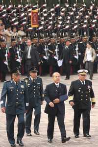 El presidente Felipe Calderón, acompañado por los titulares de la Defensa, Guillermo Galván, y de la Marina, Francisco Saynez, en la ceremonia en honor a los Niños Héroes