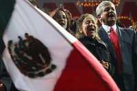 DURANTE EL GRITO DE LOS LIBRES. Las senadoras Yeidckol Polevnsky Gurwitz y Rosario Ibarra de Piedra junto con Andrés Manuel López Obrador durante el acto popular celebrado la noche del 15 de septiembre en el Zócalo de la ciudad de México