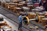 Un obrero desarrolla sus actividades en una usina de la fábrica de vehículos de Wuhan, capital de la provincia de Hubei, en el centro de China