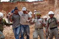 Luego de permanecer 22 horas enterrados, tres trabajadores de una mina de ópalo en el municipio de Magdalena, Jalisco, fueron rescatados por elementos de Protección Civil y hospitalizados