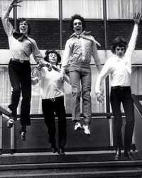 Esta fotografía data de marzo de 1967 y en ella aparecen los integrantes de Pink Floyd, de izquierda a derecha: Roger Waters, Nick Mason, Syd Barret y Richard Wright, quienes brincan en los escalones de las oficinas de EMI, en Londres. Wright falleció de cáncer a los 65 años