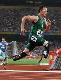 El sudafricano Pistorius ganó en 400 metros con récord mundial de 47.49 segundos
