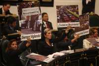 Durante la lectura del segundo Informe de gobierno, diputadas panistas exhibieron carteles en contra de la gestión de Marcelo Ebrard, en el salón de plenos de la Asamblea Legislativa
