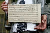Pequeña partitura escrita por Wolfgang Amadeus Mozart, que incluye compases de una sonata y de una composición religiosa