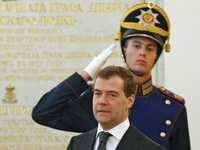 El presidente de Rusia, Dimitri Medvediev, llega al salón principal del Kremlin, ayer en Moscú