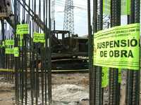 Mientras, Protección Civil de Cuautitlán Izcalli suspendió las obras del Circuito Exterior Mexiquense, a cargo de la empresa española OHL, debido a una explosión en un ducto de gas, ocurrida la semana pasada. Según el ayuntamiento, estos trabajos son "de alto riesgo"; no obstante, el gobierno estatal anunció que se reanudarán el lunes
