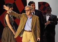 Woody Allen, acmpañado por los actores Rebecca Hall y Javier Bardem, durante la presentación de su filme Vicky Cristina Barcelona en el contexto de la versión 56 del festival de San Sebastián