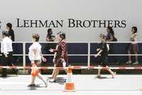 Oficinistas pasan frente a una publicidad de Lehman Brothers, recién quebrado banco de inversiones estadunidense, el miércoles pasado en Singapur