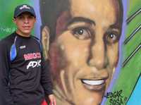 El campeón mexicano posa junto a un retrato suyo que decora el gimnasio Salvador Díaz Mirón, donde entrena
