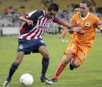 Las Chivas de Guadalajara siguen castigadas por su afición, que apenas hizo su aparición durante el encuentro de ayer en el Jalisco