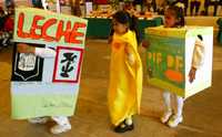 Niños realizan una ceremonia con motivo de los desayunos escolares