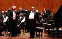 Su historia comenzó el 14 de septiembre de 1978, en el Teatro de la Ciudad. En la imagen, el director Jorge Mester (izquierda) y el pianista cubano Jorge Luis Prats, durante el concierto de celebración