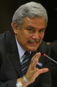 Alberto Cárdenas Jiménez, ante senadores, ayer en el piso 5 de la Torre del Caballito