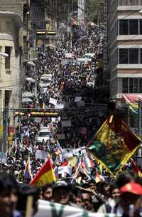 Simpatizantes del presidente boliviano Evo Morales marchan en La Paz para exigir prisión al gobernador opositor de Pando, Leopoldo Fernández, por su responsabilidad en una matanza de campesinos