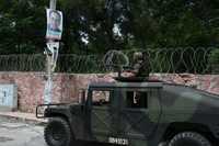 Un vehículo blindado patrulla una de las calles de Chilpancingo