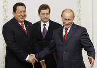 El mandatario venezolano saluda al primer ministro ruso, Vladimir Putin (derecha), durante una reunión que sostuvieron en Novo-Ogoriovo