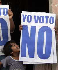 Una opositora hace patente en Guayaquil, bastión de la derecha, que su voto es por el no