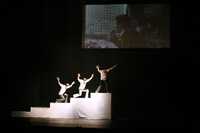 Escena de Eme X Seis Ocho, coreografía de Francisco Illescas, que será presentada por Barro Rojo en el teatro de la Danza
