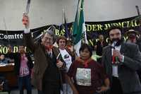 Carlos Montemayor y Leopoldo Ayala, acompañados por militantes del Frente de Pueblos en Defensa de la Tierra, anteayer, en el Centro Cultural Universitario Tlatelolco