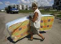 Una cubana carga en Pinar del Río un colchón nuevo para remplazar al que dañaron los huracanes Ike y Gustav