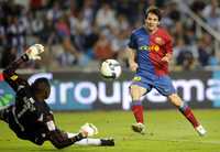 Lionel Messi falla ante el portero Idriss Carlos Kameni
