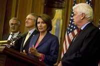 La presidenta de la Cámara de Representantes estadunidense, Nancy Pelosi, durante la conferencia de prensa ofrecida en Washington, donde dio a conocer el acuerdo logrado para el rescate del sector financiero