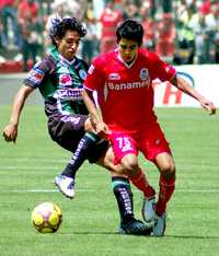 El juvenil Néstor Calderón (derecha) anotó su primer gol con el Toluca. En la gráfica, disputa el esférico con el santista Fernando Arce