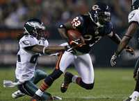 Devin Hester, de Chicago, es tacleado por Asante Samuel, de Filadelfia, durante el segundo cuarto