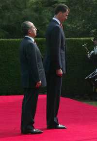 El presidente Felipe Calderón y el príncipe Felipe de Borbón, durante la ceremonia oficial de bienvenida en Los Pinos
