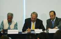 Muhammad Yunus, Carlos Slim y Marco Antonio Slim Domit, presentaron Grammen-Carso