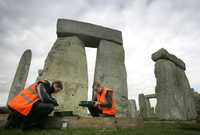 Dos estudiantes trabajan en Stonehenge, el más famoso sitio arqueológico de Gran Bretaña