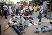 Los cuerpos de peregrinos muertos en una estampida quedaron frente a un templo hindú en el desértico estado indio de Rajastán