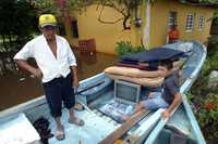 En Villahermosa, colonos afectados por las inundaciones descansan en el albergue instalado en el parque Tabasco