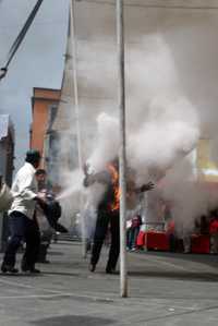 Socorristas rocían con extintores al dirigente indígena Ramiro Guillén Tapia, quen se prendió fuego, ayer por la tarde, en pleno centro de la ciudad de Jalapa, Veracruz. El activista fue socorrido por compañeros campesinos que lo trasladaron al hospital de la Cruz Roja, donde le diagnosticaron quemaduras de segundo y tercer grados