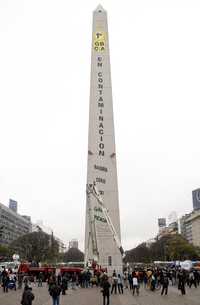 Con una manta que decía: "Buenos Aires, primero en contaminación. Basura cero ya", activistas de Greenpeace protestaron en la capital argentina