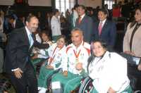 Medallistas paralímpicos con el presidente de la mesa directiva del Senado, Gustavo Madero