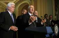 El líder de la mayoría demócrata del Senado, Harry Reid, anuncia ante los periodistas en el Capitolio los resultados de la votación sobre el paquete económico de rescate