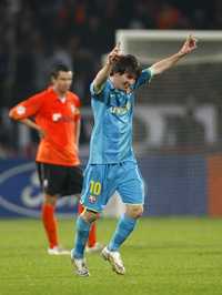 El argentino Lionel Messi entró casi al final y marcó los dos goles con los que el Barça se impuso al Shaktar Donetsk, de Ucrania