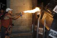 Jóvenes autodenominados anarquistas y punketos que iban en la marcha de aniversario por la matanza de Tlatelolco se enfrentaron con policías en el Centro Histórico de la ciudad de México